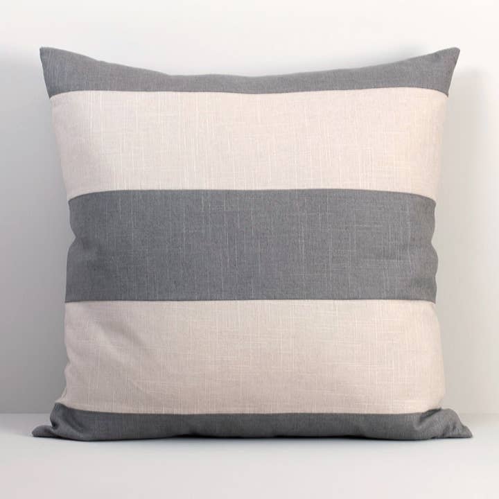 Copricuscino a righe grigie in misto lino 24x24 per la vendita all'ingrosso da parte di Brook Isle