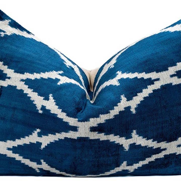 Handgjord geometrisk kudde i sammet 16x24 marinblå vit för wholesale av Canvello