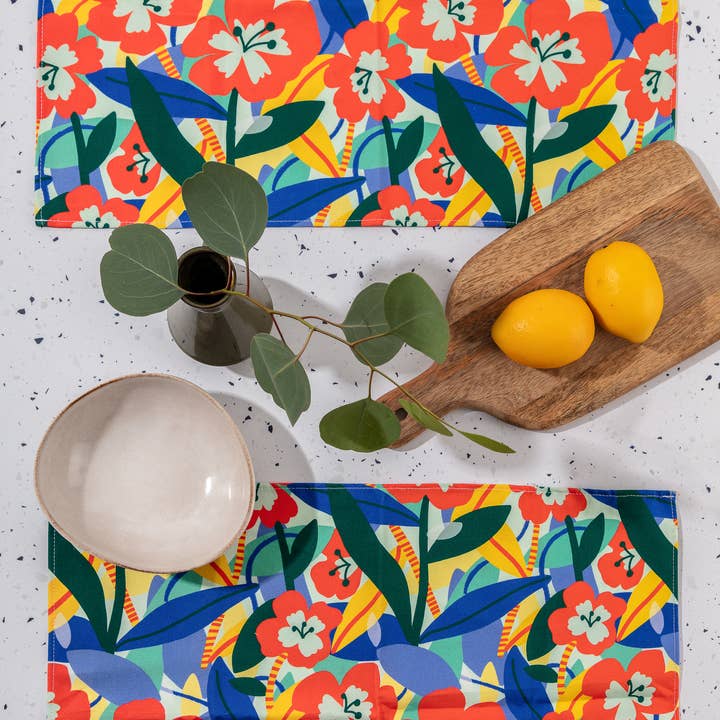 Teresa Rego – Engroshandel Dækkeserviet – Bordskånere med blomsterprint i bordeaux1