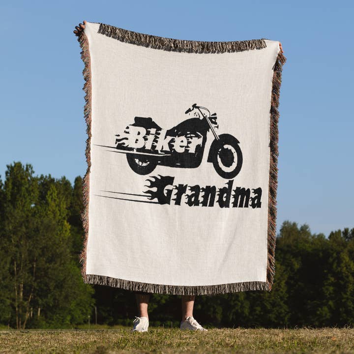 3dRose – Engroshandel Tæppe – 3dRose, Biker Bedstemor. motorcykel motorcykel bedstemor. Hurtig cykel. sejt sort og hvidt flammende tekst Nana noni, Tæppe1