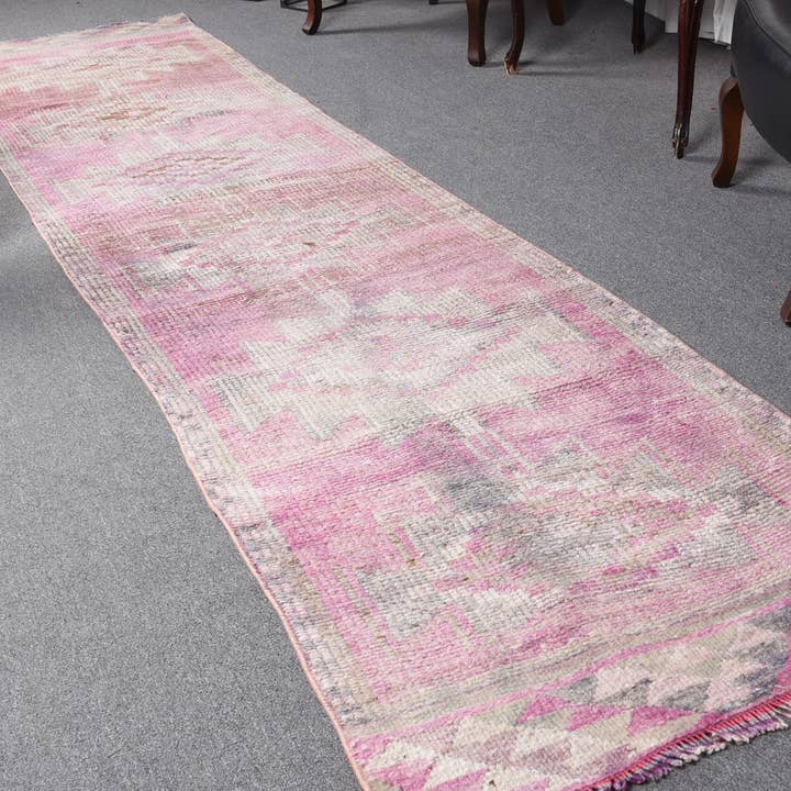 Tapis géométrique rose vintage, tapis tissé à franges 2,8x11,5 pieds pour la vente par Vintage Rugs Loom