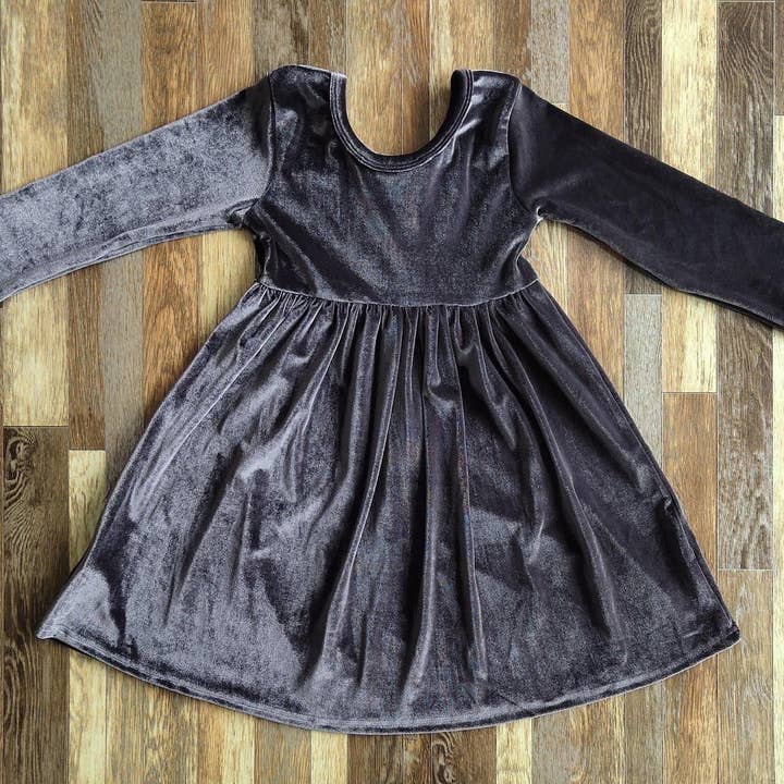 Fluwelen jurk met ronde hals *Steele voor wholesale door Honey Beez Boutique