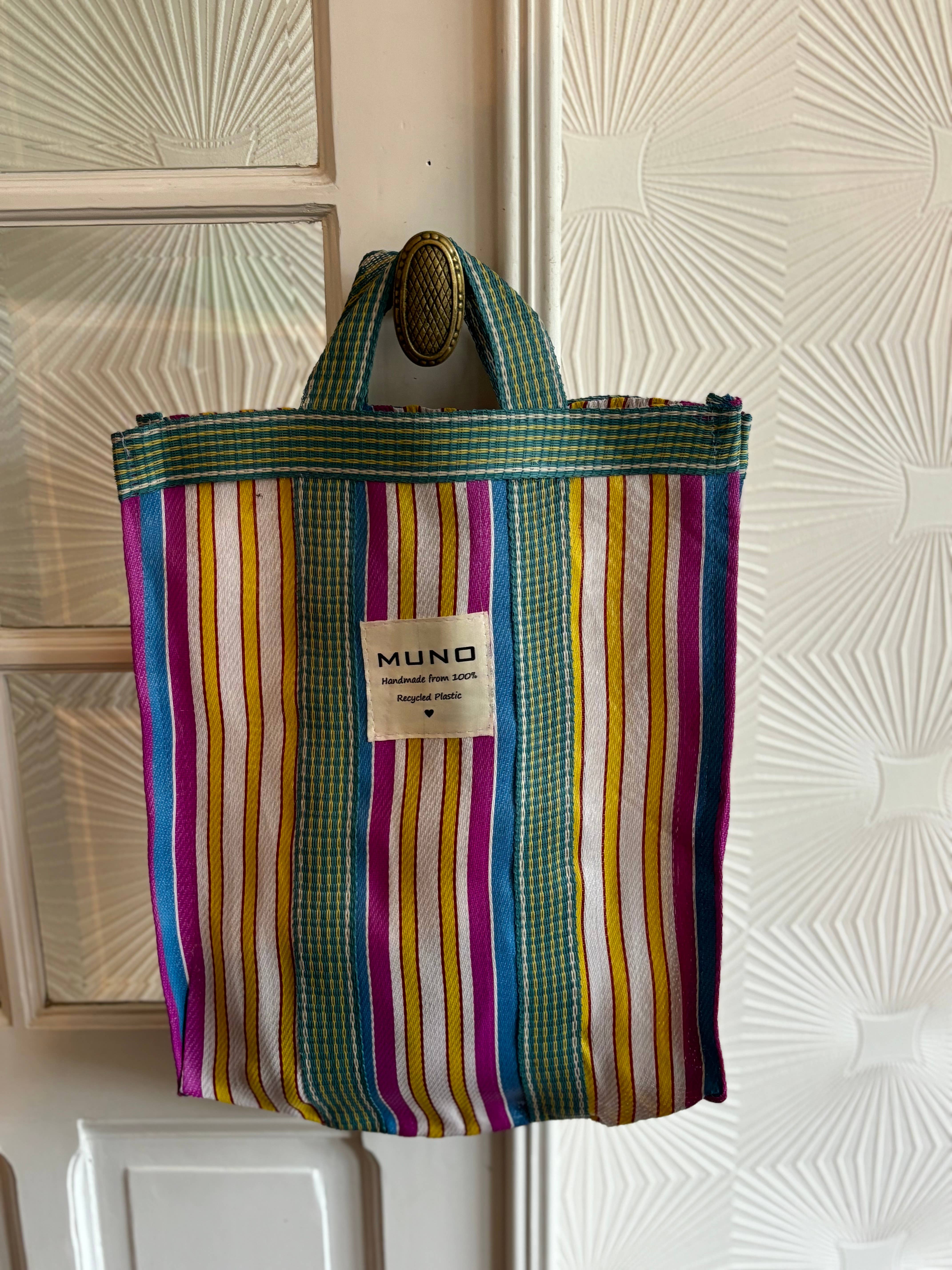 Muno - Venta al por mayor Bolsa de asa- Mujer - Bolsa tote artesanal de nylon reciclado con rayas verticales en azul, fucsia y amarillo4