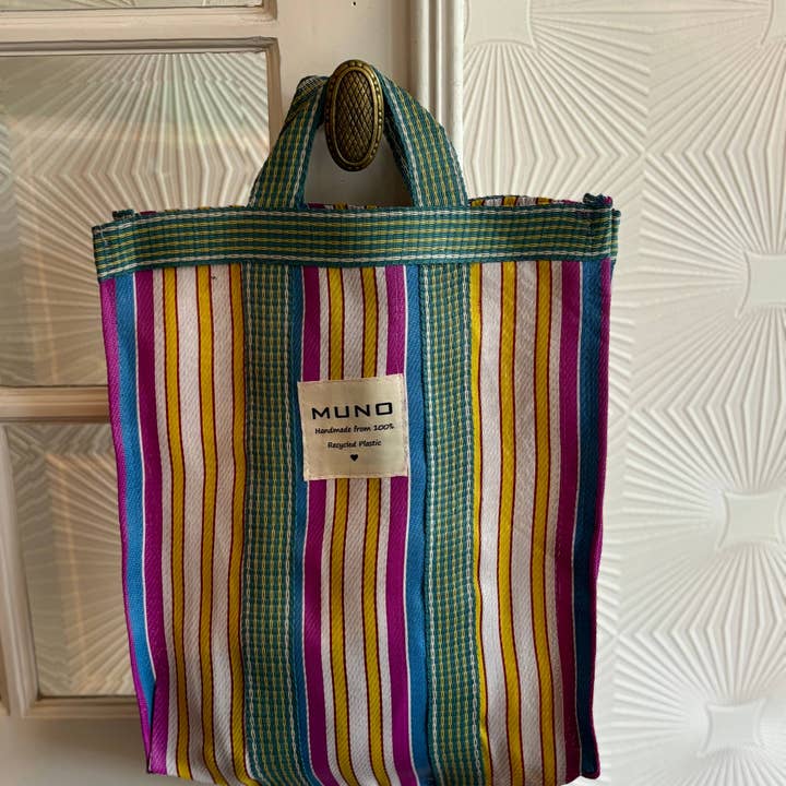 Muno - Venta al por mayor Bolsa de asa- Mujer - Bolsa tote artesanal de nylon reciclado con rayas verticales en azul, fucsia y amarillo4
