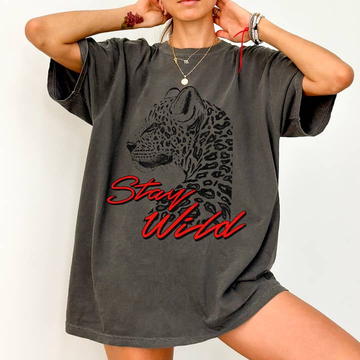 Shoppe SHC - Vendita all'ingrosso Tunica - Donna - Maglietta Grafica Retro Grunge Stay Wild | Comfort Color6