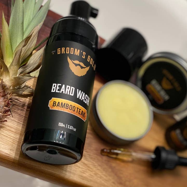 Trousse complète de soin de la barbe en teck bambou Groom pour la vente par Groom's Gold