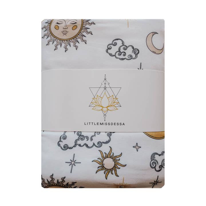 Couverture à emmailloter en jersey pour bébé | Celestial Dreams pour la vente par LOVE MORE DIVINELY