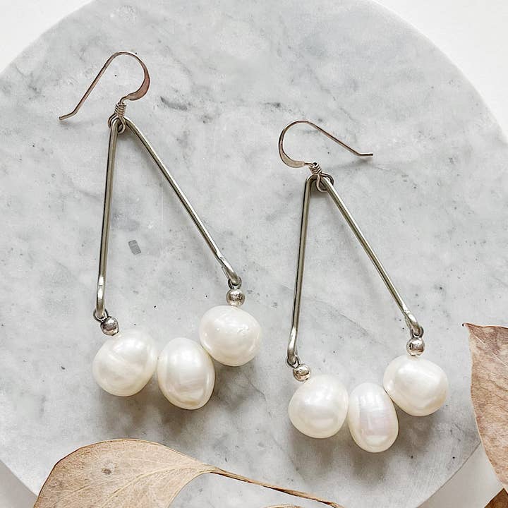 Boucles d'oreilles trio de perles d'eau douce pour la vente par Third & Co. Studio
