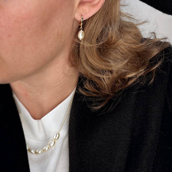 GoldFi – Engroshandel Huggie-øreringe – 18 k guldfyldte dråbe barokke perlehoopøreringe6