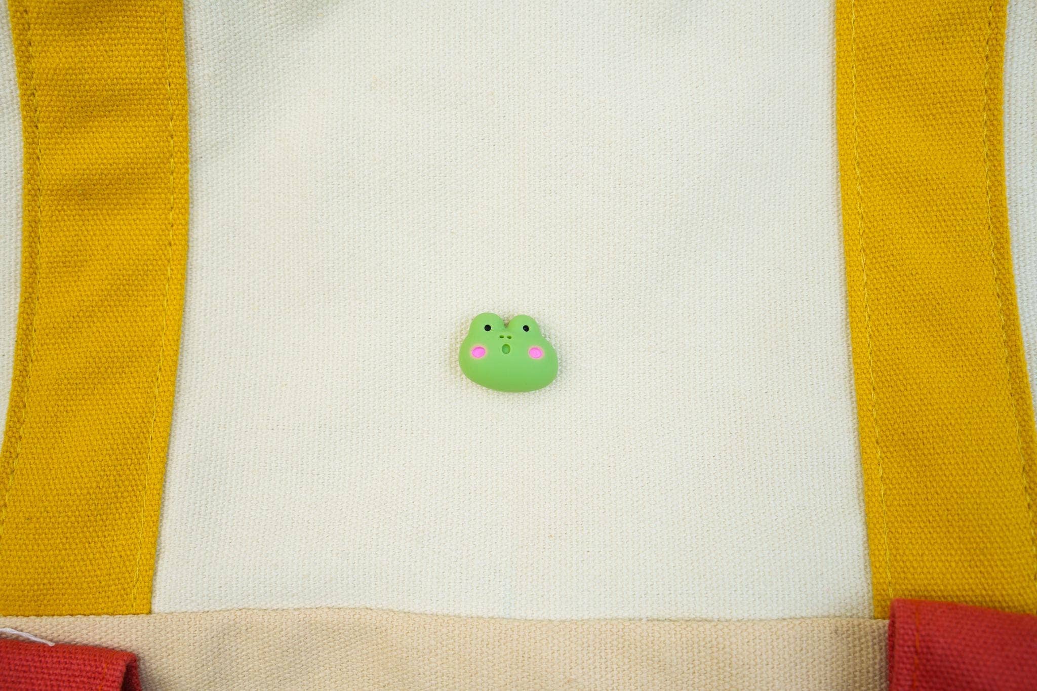Mini Story Co – Großhandel Anstecker/Button – Brosche mit kleinem Frosch, grüne Froschnadel, niedliches Tierabzeichen, winzige Froschnadeln, Anstecknadel mit stolzem Frosch, Kawaii-Frosch-Nadel, Geschenk für Kinder7