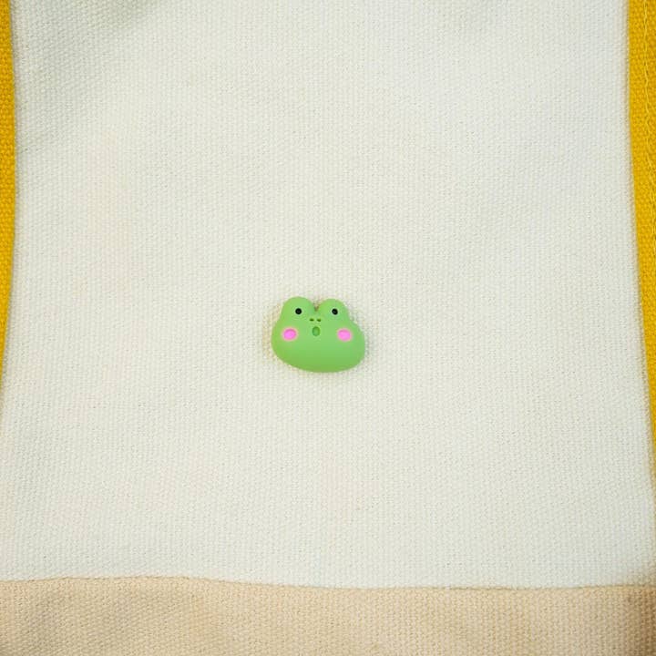 Mini Story Co – wholesale Nål och knapp för kavajslag – Little Frog Brosch | Grön grodnål | Söt djurmärke | Små froggy-nålar | Pride Frog Lapel Pin | Kawaii Frog Pin present till barn7