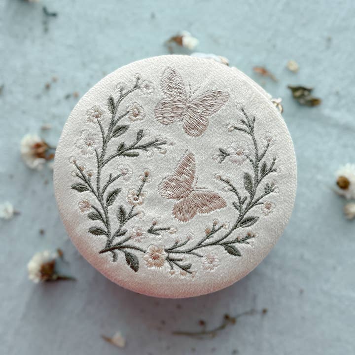 Boîte à bijoux brodée Posie pour la vente par Haiku Lane Jewelry