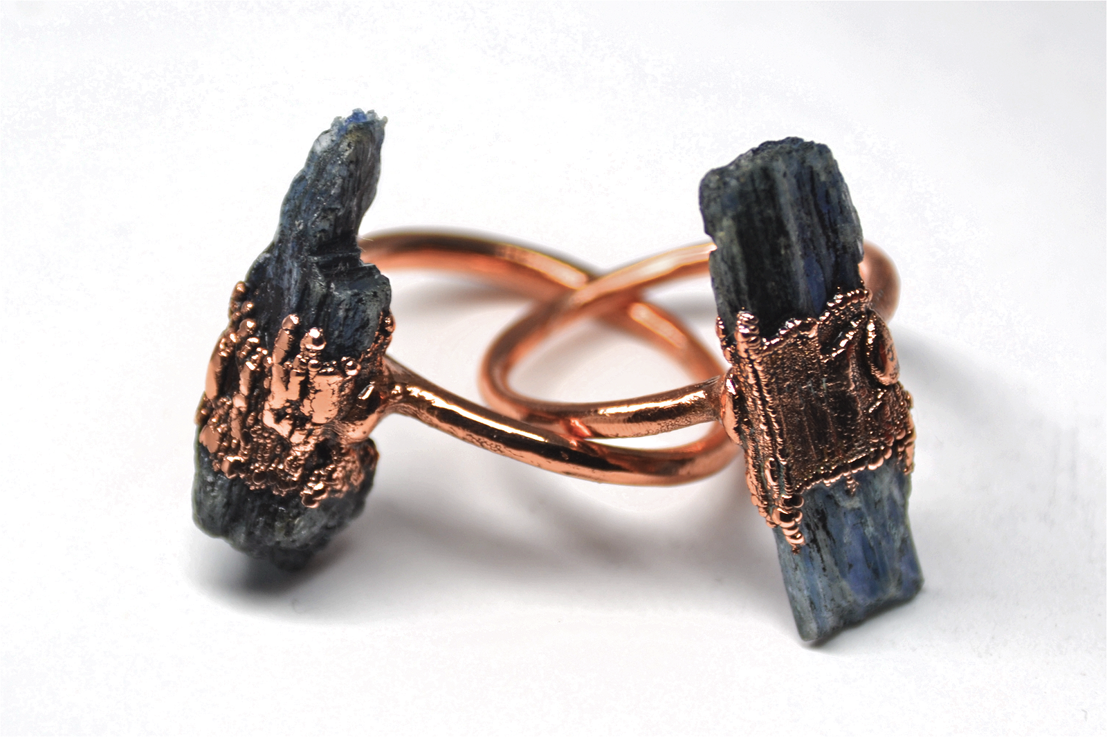 Daddy Daughter Jewelry - Vente Bague de cocktail/de cérémonie - Bague en cuivre cyanite bleu brut | Anneau en pierre de Kyanite3