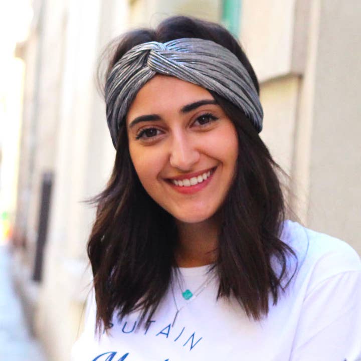 CERCHIETTO PLISSETTATO ARGENTATO/Poliestere lucido per la vendita all'ingrosso da parte di Laure Derrey