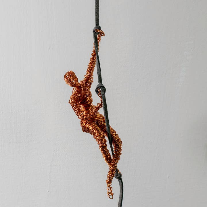 Haritopoulou – Großhandel Skulptur – Kupferdraht klettern kleine Mannskulptur