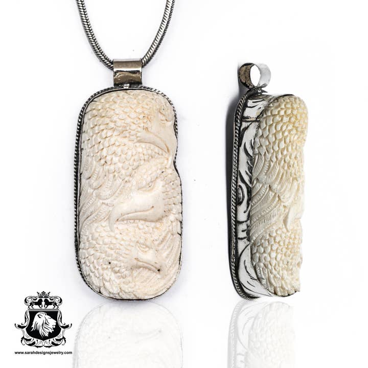 Pendentif tibétain en argent repoussé Flock of Eagles, 4 mm, chaîne N161 pour la vente par SARAH DESIGNS JEWELRY