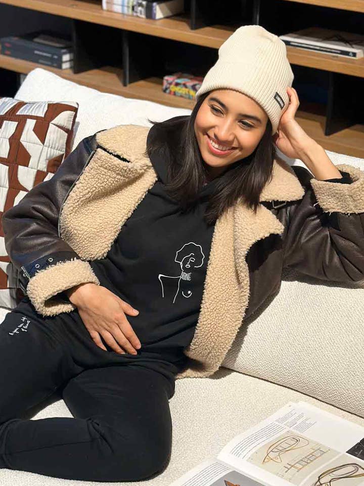 Felpa nera con cappuccio KLIMT, cotone biologico per la vendita all'ingrosso da parte di Leonor Roversi