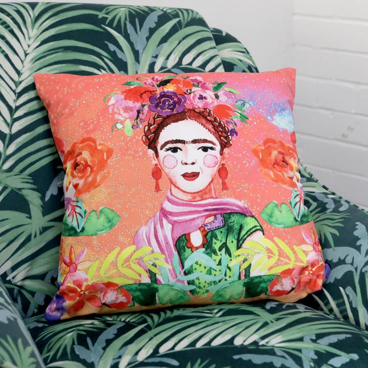 Coussin en velours rose Frida Kahlo pour la vente par Kitsch Republic