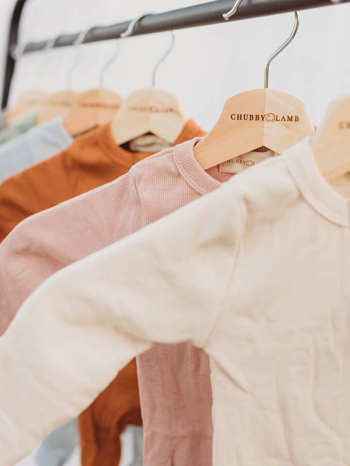 Zíper de uma peça em “Mauve” por atacado de Chubby Lamb