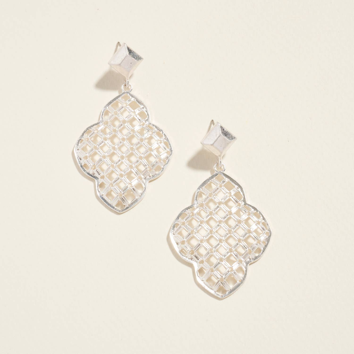 Designature New York - Vente Boucles d'oreilles pendantes - Boucles d'oreilles à motif en treillis de forme marocaine2