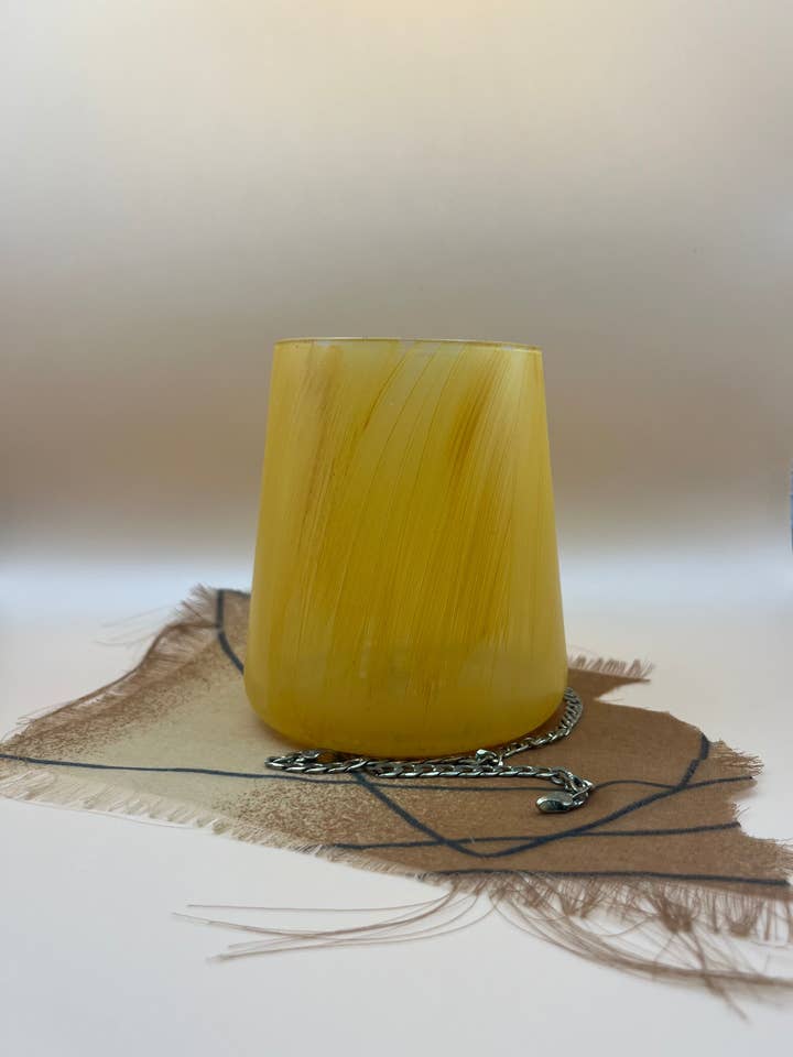 Bougie de luxe beige peinte à la main en oud blanc de soja pour la vente par Maouiwowwie