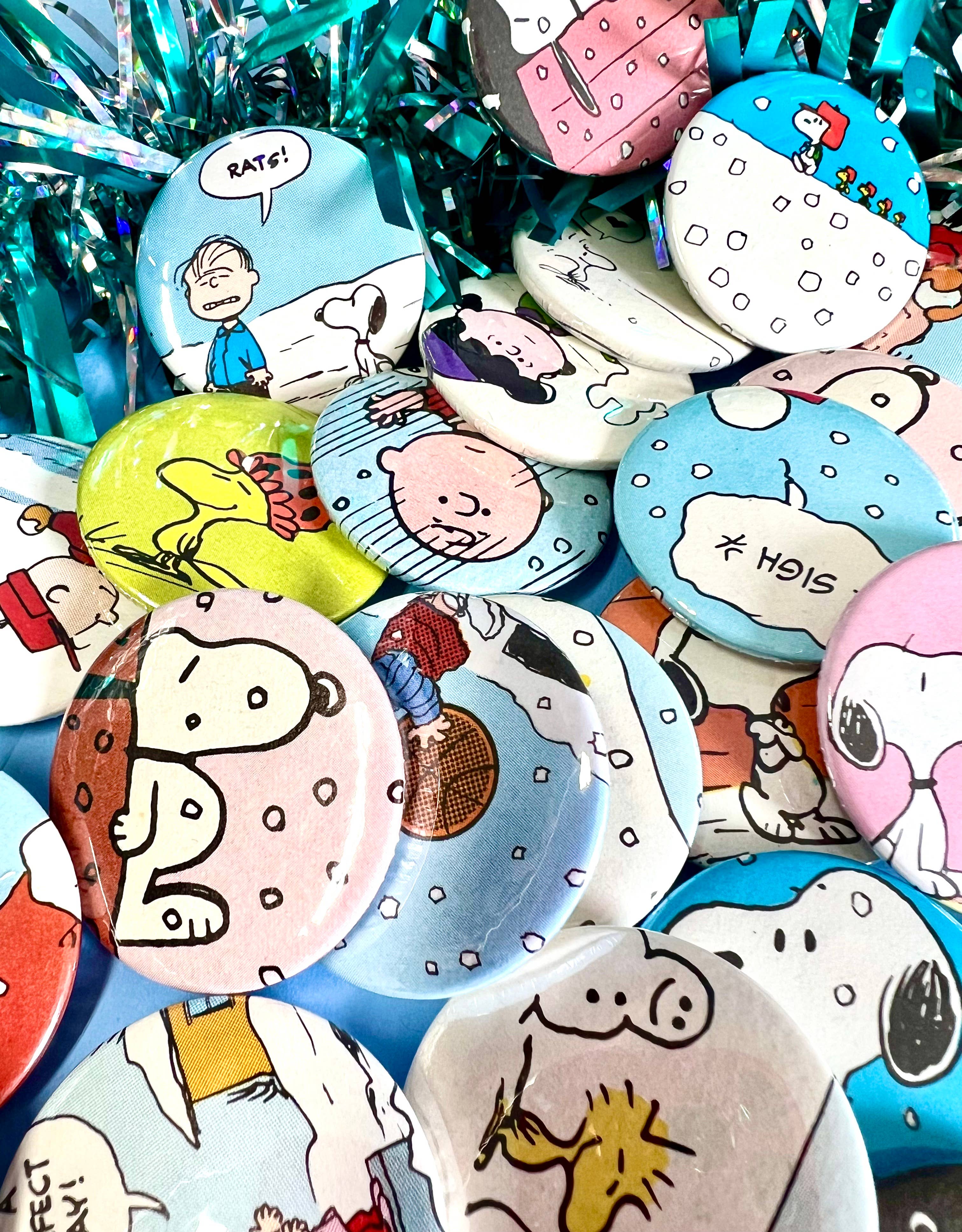 Bite Your Granny – Engroshandel Reversnål/knap – X25 Opcyklede julejordnødder/Snoopy-badgesortiment4