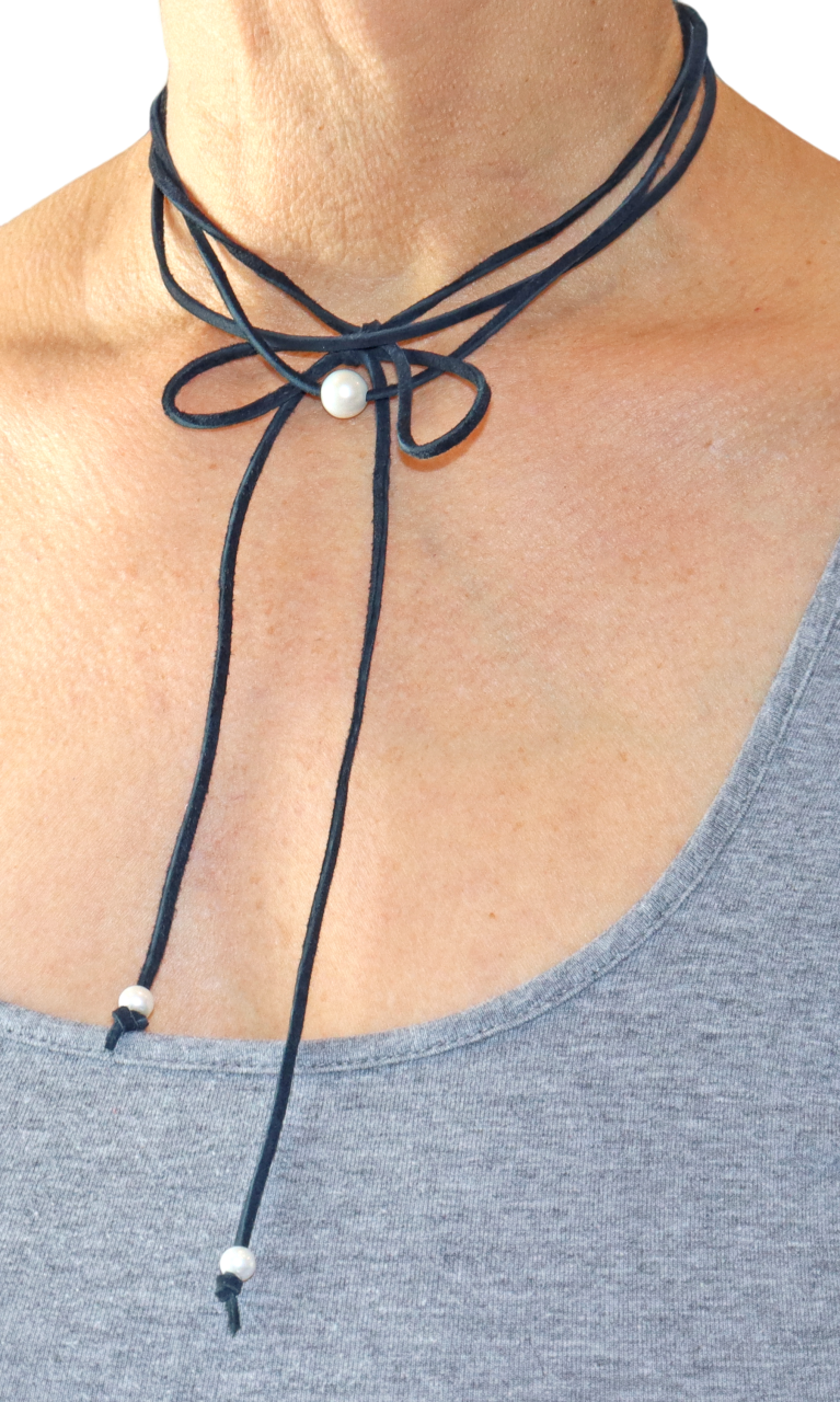 Sea Ranch Jewelry - Vendita all'ingrosso Collane di perline/perle - Collana con fiocco in pelle scamosciata e perle Boho 25N Sweetest0