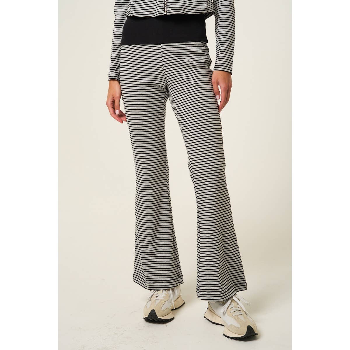 RAYURE GRIS / NOIR Ensemble sweat à capuche zippé rayé et pantalon évasé en vente sur Faire7