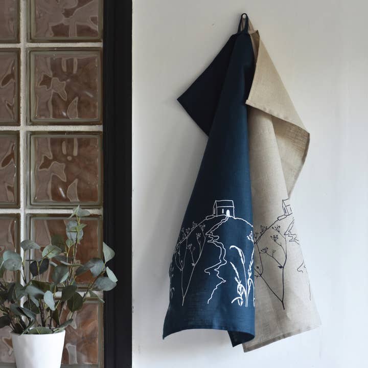 Torchon en lin, motif Rame Head, imprimé à la main pour la vente par Helen Round - hand printed linen and bamboo wellness