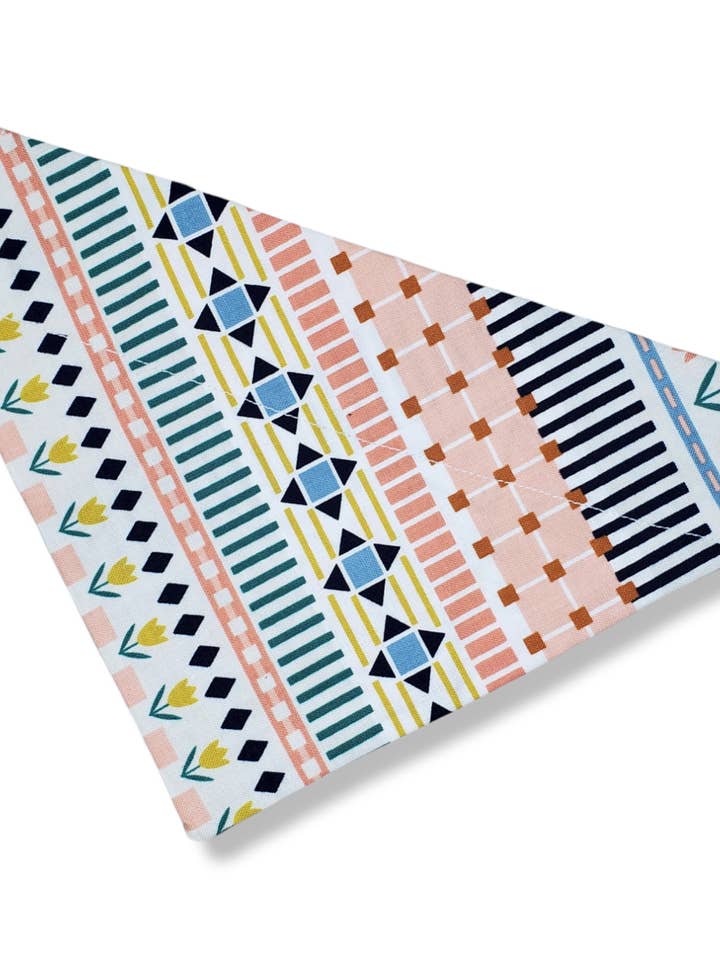 Bandana tribal coloré pour la vente par Pawtastic Attire