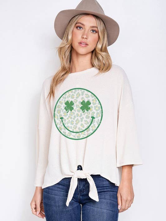 Haut Clover Smile à manches 3/4 larges noué sur le devant pour la vente par MintChoco