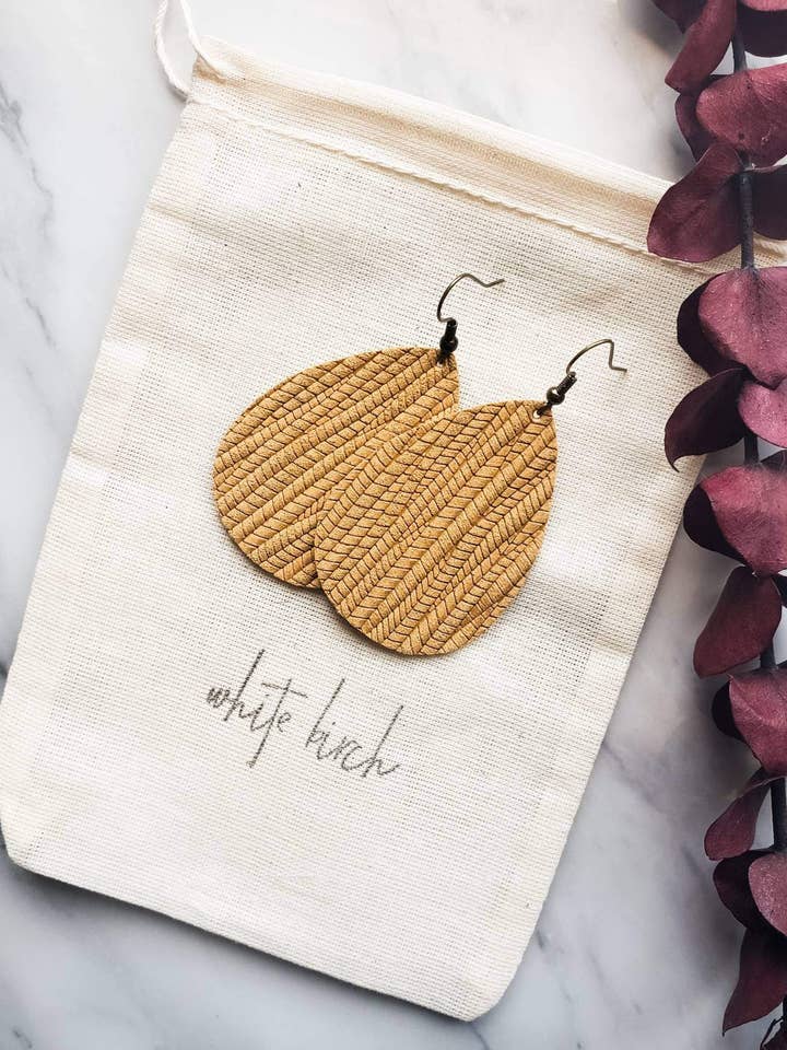 Boucles d'oreilles en forme de larme en cuir texturé chêne pour la vente par Whitebirch Handmade Goods