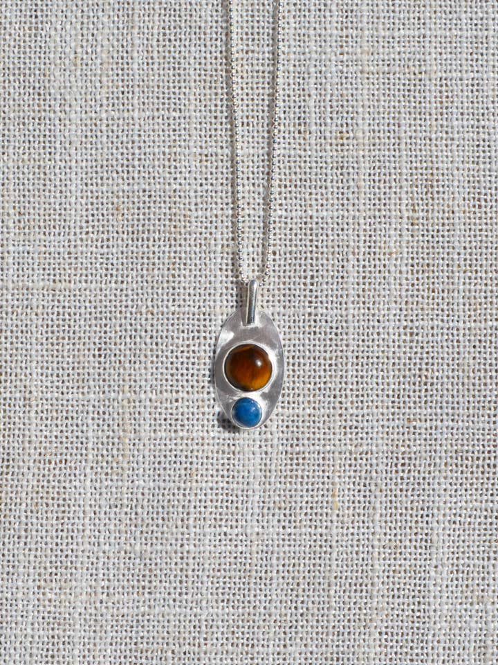 Œil de Tigre, Pendentif en Lapis pour la vente par Gem & Blue