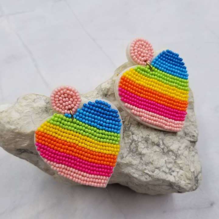 Regenbogen-Perlenherz-Ohrringe für den Großhandel von The Pretty Jewellery