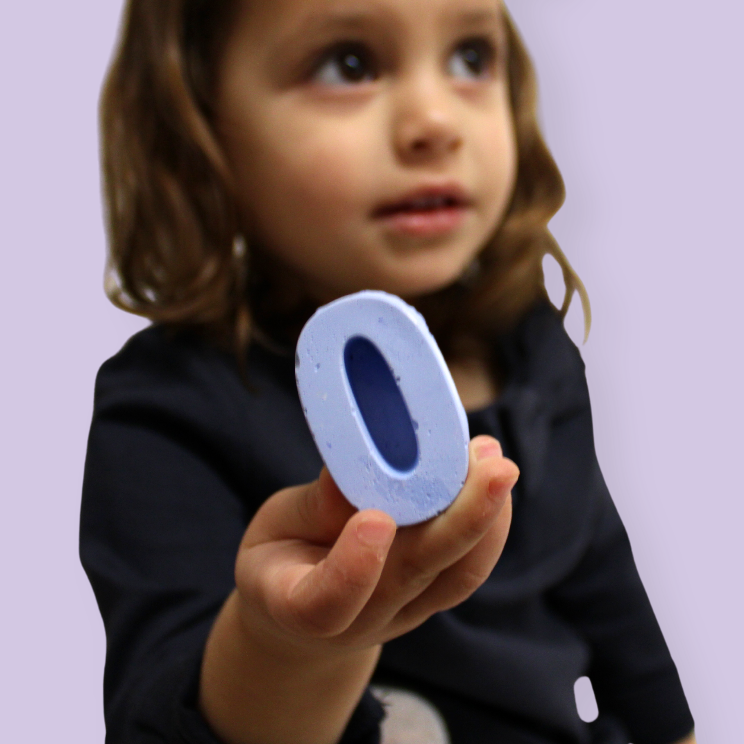 TWEE made for little hands - Vendita all'ingrosso Gesso - ALPHABET | Gessetti fatti a mano a forma di lettere dell’alfabeto4