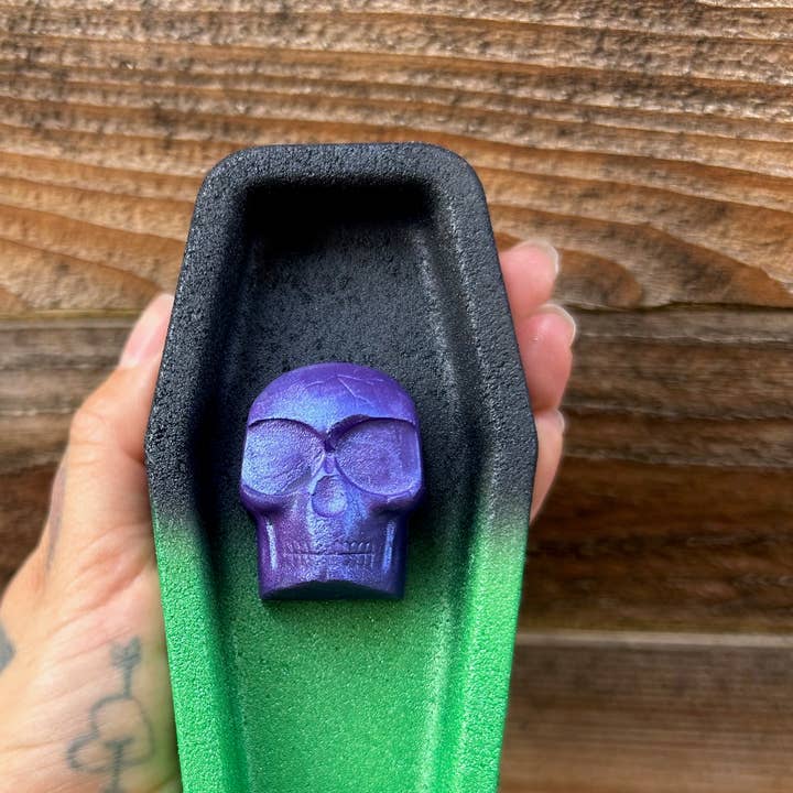 Bombe de bain Skull Coffin pour la vente par Skye Luna Beauty