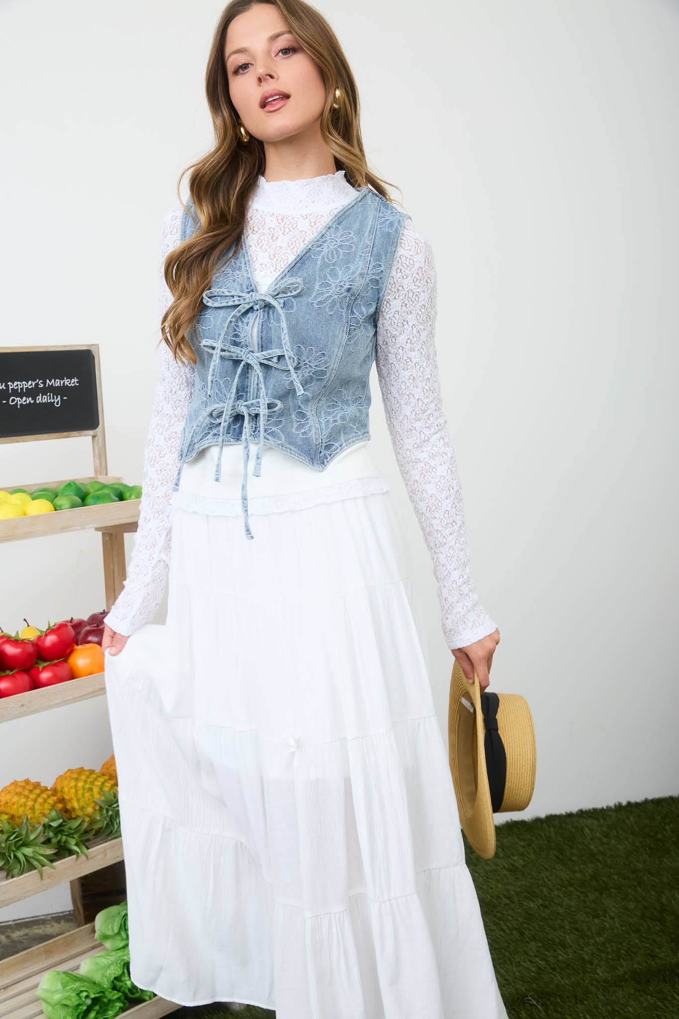 DENIM GILET À NOUER DEVANT EN DENIM DÉLAVÉ À MOTIF FLORAL en vente sur Faire5