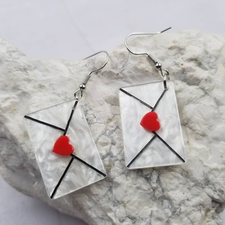 Orecchini a busta a forma di cuore con lettera d'amore, per San Valentino per la vendita all'ingrosso da parte di The Pretty Jewellery