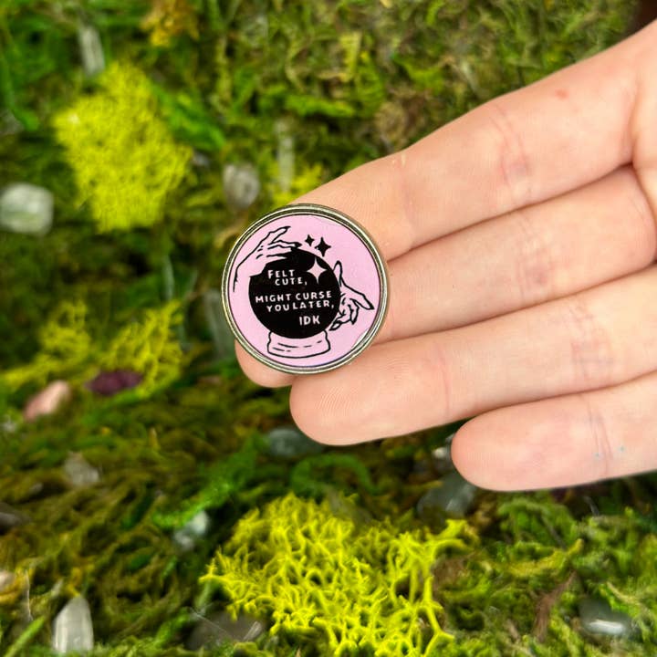 Senti-me Fofa, Talvez te Amaldiçoe Mais Tarde Pin de Esmalte de Bola de Cristal Bruxa por atacado de The Shadow Witch