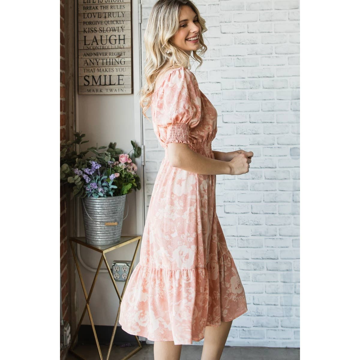 Perzik Vintage midi-jurk met bloemenprint en vierkante hals voor groothandel op Faire6