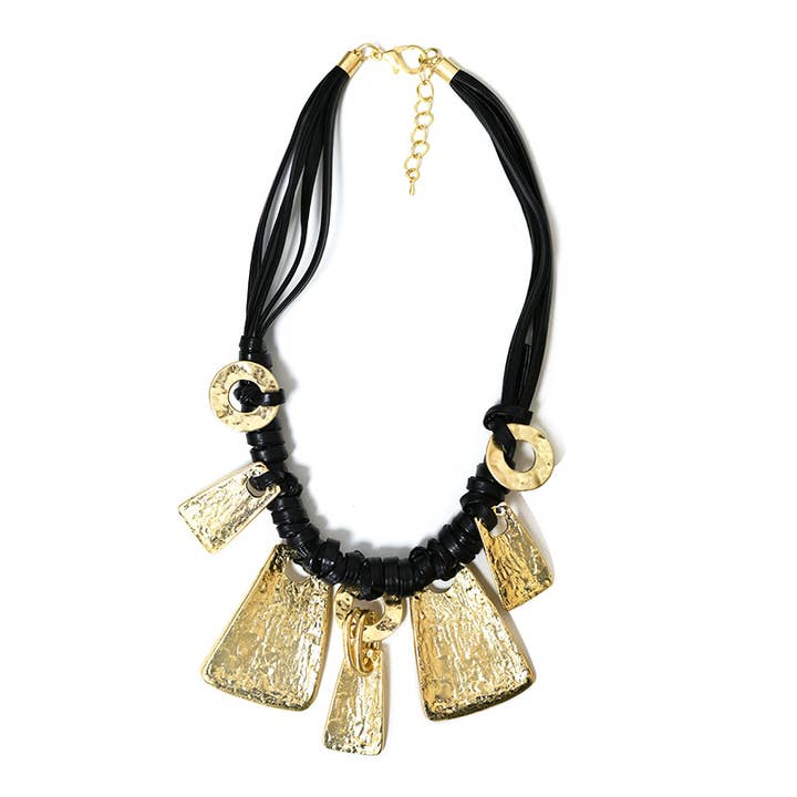 FLERSTRANGET HALSKÆDE MED HAMREDE GEOMETRISKE VEDHÆNG for engroshandel hos AMORINO SRL