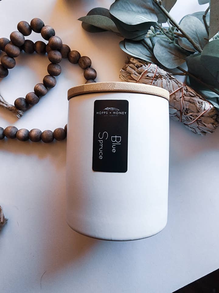 Bougie moderne en cire de soja en épicéa bleu pour la vente par Hopps and Honey