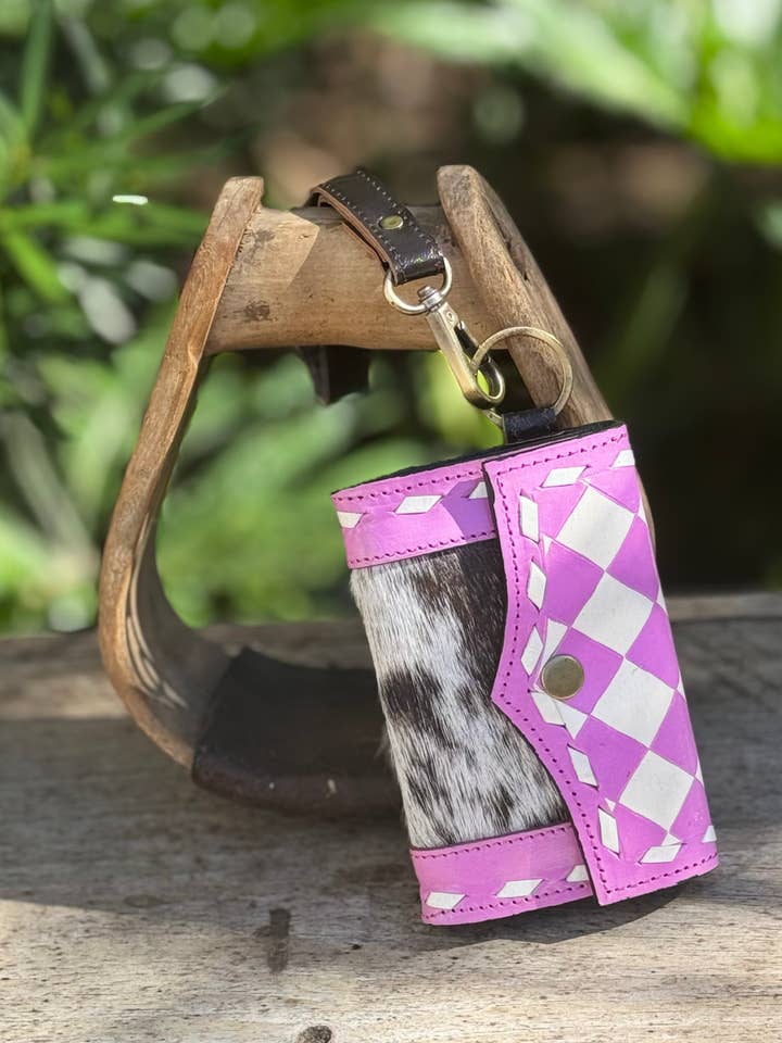 Porte-cartes en cuir de vachette à carreaux avec dragonne pour la vente par Southern Junkie Gypsy Boutique