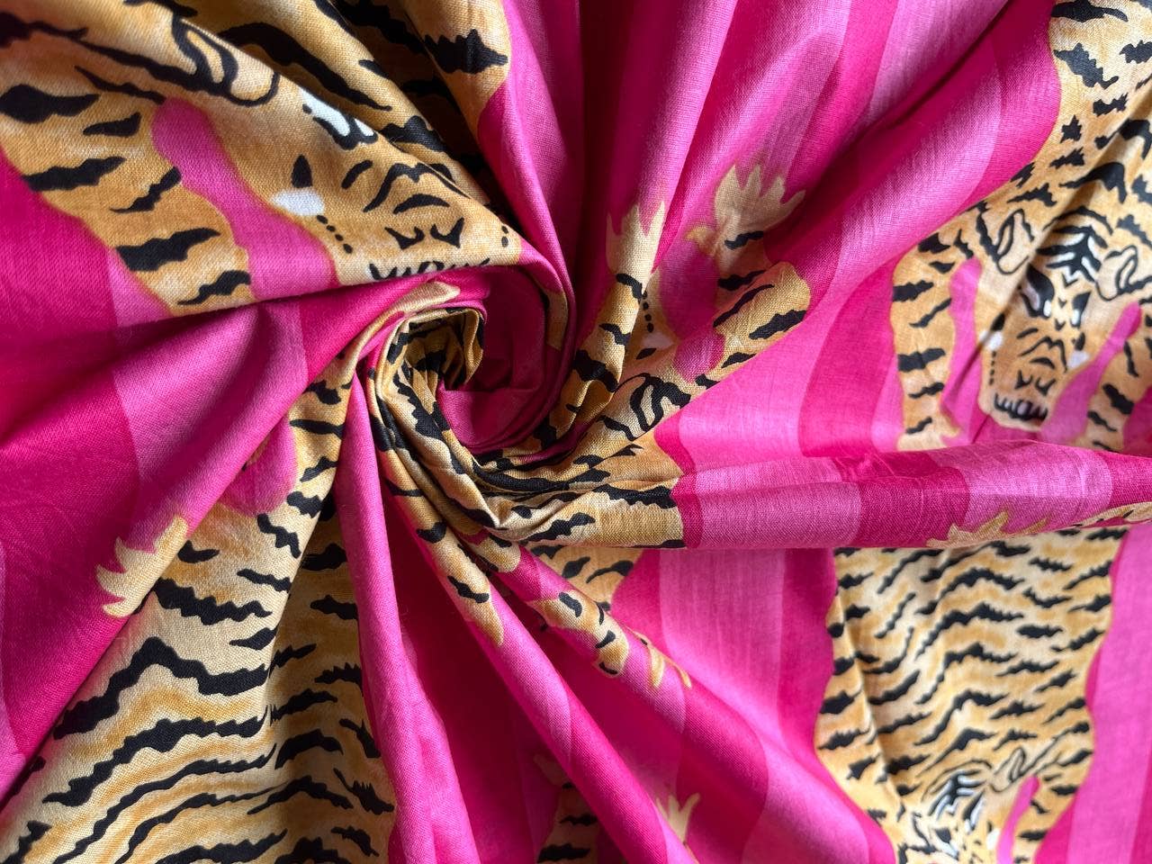 Bhawana Handicrafts – Großhandel Textilfarbe – Stoffvorhänge mit Tigerdruck, Taschen, Stoff zur Herstellung von Kleidern, Stoff 1