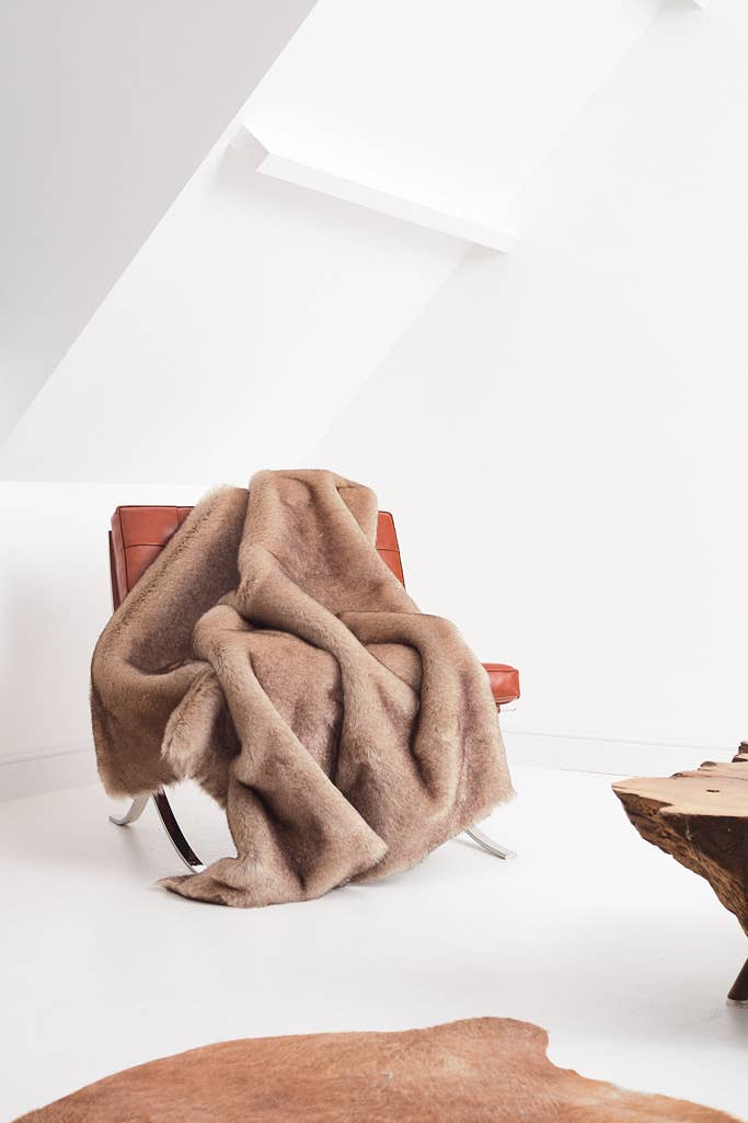 Henry d'Elkin - Wholesale Throw Blanket - Adelaide faux fur blanket with grey cashmere wool lining