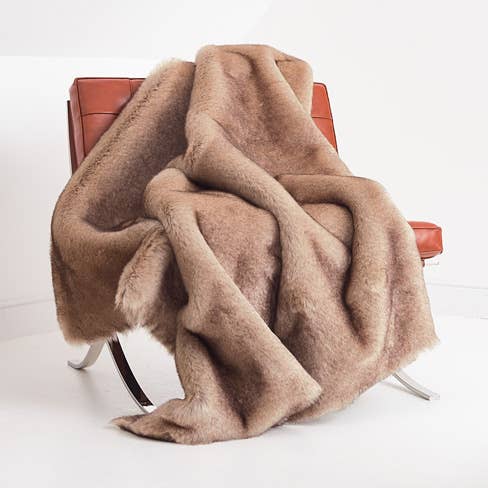 Plaid fausse fourrure Adelaide doublure en laine-cachemire Gris pour la vente par Henry d'Elkin