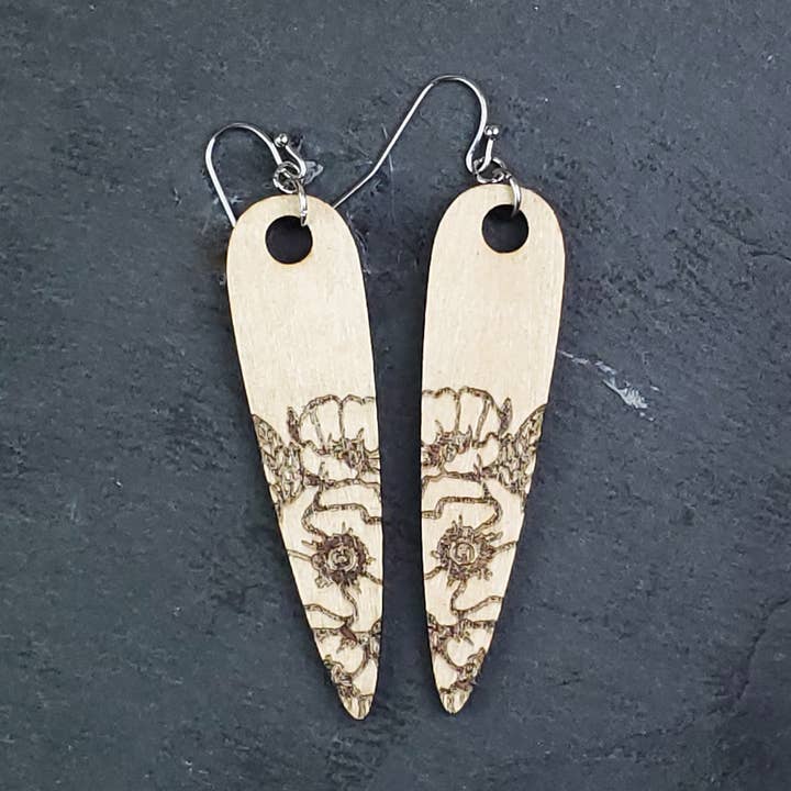 Petites boucles d'oreilles en bois gravé de coquelicots pour la vente par A Farm Girl by Tess
