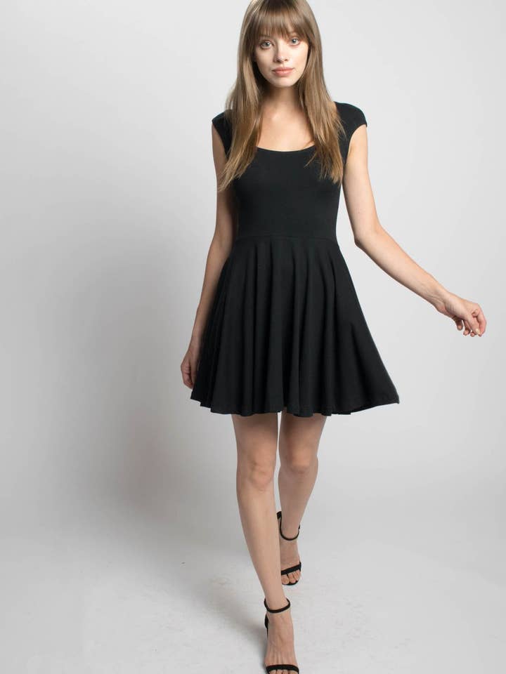 Petite robe noire Fiona skater en jersey de bambou et coton pour la vente par Devinto