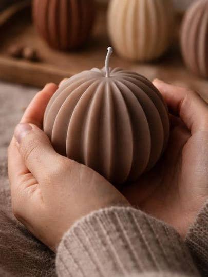 Geribbelde bolkaars | Sculpturale decoratieve kaars | Neutrale woondecoratie | Handgemaakte minimalistische kaars | Moderne esthetische decoratie voor wholesale door Valo the Candle Company