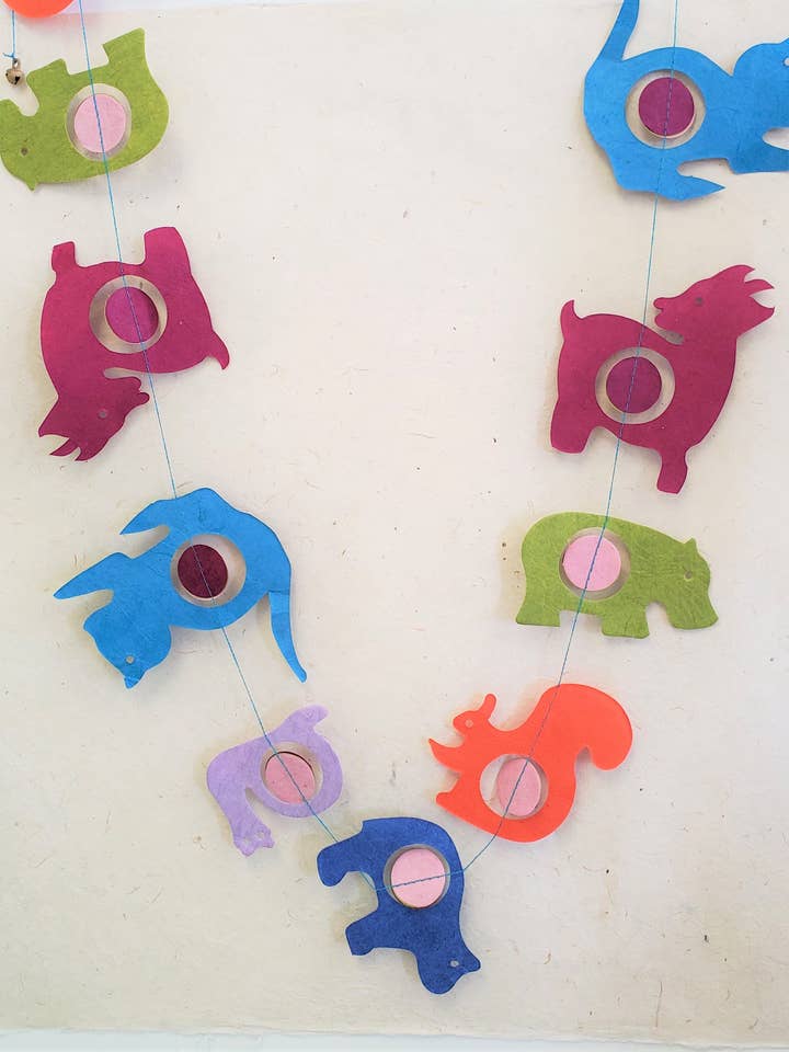 Guirlande en papier népalais, 5, découpe d'animaux vifs pour la vente par Aitoh Company